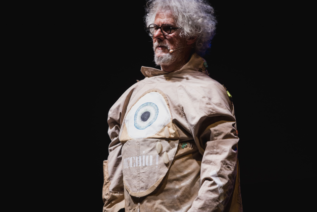 “Dario di un impermeabile”, Paolo Migone porta sul palco del Boccaccio un recital comico che fa riflettere sulle generazioni a confronto